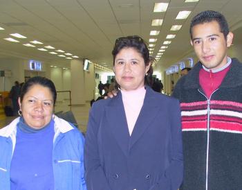 Concepción de Aguilar viajó a Tijuana y la despidieron Alejandro Aguilar y Rosa Soriano.