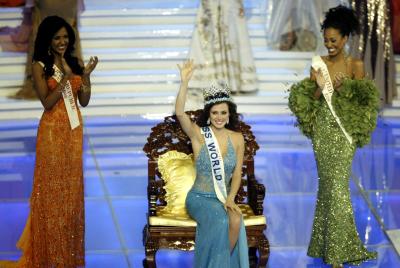La representante de la República Dominicana, Claudia Julissa Cruz Rodríguez, fue la primera dama de honor, y Miss Estados Unidos, Nancy Randall, fue la segunda.