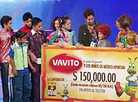 Momentos en que los integrantes de la obra infantil Anita la huerfanita entregaron su aportación