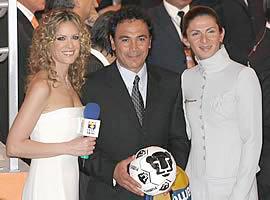 La conductora mexicana Rebeca de Alba, el ex jugador y director técnico del equipo de fútbol Pumas de la UNAM, Hugo Sánchez y la medallista olímpica, Ana Gabriela Guevara durante la recaudación del Teletón.