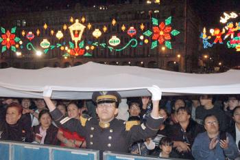Pese al frío la gente participó activamente en la celebración.