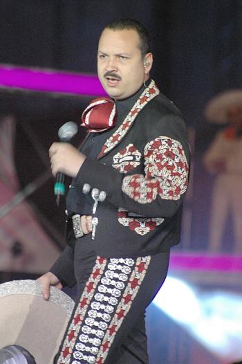 Pepe Aguilar cantó y ambientó al Zócalo capitalino.