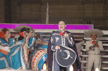 La fiesta había continó con la presencia del cantante de música vernácula Pedro Fernández, quien interpretó un popurrí mexicano (Soy Mexicano/Cielito Lindo/México Lindo y Querido) y Mi Forma de Sentir.