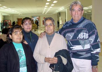 Ciro Berumen viajó a Mérida y lo despidieron Micaela, Alejandra y Georgina.