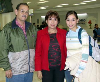 04 de diciembre de 2004

Ale Pérez viajó a Canadá  y la despidieron Coco y Alejandro Pérez.