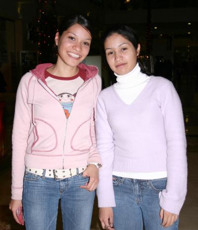 Alejandra y Claudia Holguin.