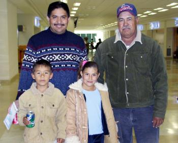 05 de diciembre de 2004

Ariana Ávalos viajó a California y fue despedida por Santos Arzola, José y Luis García.