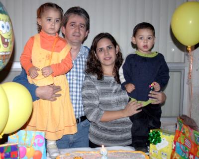 Jesús de la Rosa Santana en compañía de  sus papás y su hermana el día de su cumpleaños.