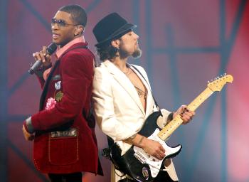 El cantante Usher (izq.) y el guitarrista Dave Navarro actuaron juntos con la canción 'Chica mala'.