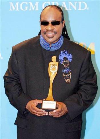Durante el evento se le rindió un homenaje al cantante y compositor estadounidense Stevie Wonder. El músico de 53 años recibió el Billboard Century Award, que distingue la excelencia de un artista.