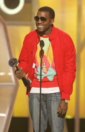 Kanye West, quien tiene 10 nominaciones al Grammy, ganó cuatro premios Billboard, incluyendo al del rapero del año.