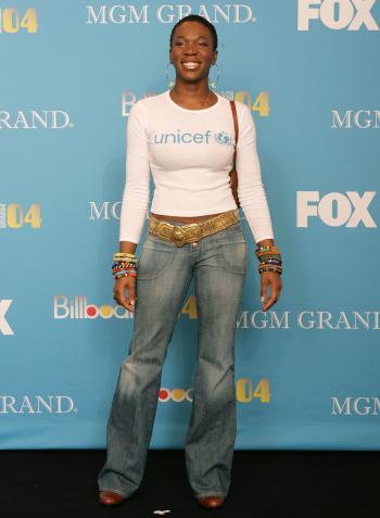 La cantante India Arie llegó un poco despreocupada por su apariencia, pero muy sonriente.