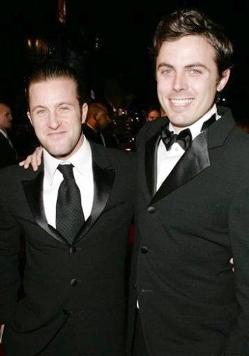 Scott Caan (izq.) y Casey Affleck llegaron juntos a la premier.