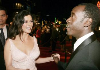 Zeta-Jones y Cheadle Greet saludándose durante la premier.