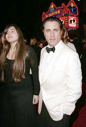 Andy Garcia, right, llegó con su hija Dominik.