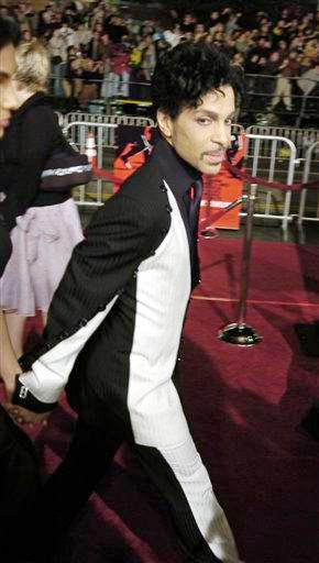El artista  Prince llegó algo apresurado pero saludó a los periodistas y a sus fans que estaban a su paso.