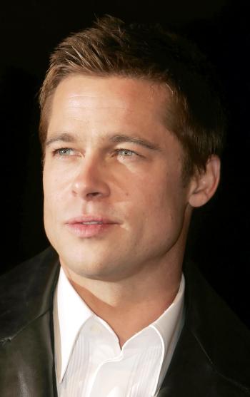 Por la alfombra roja desfilaron Catherine Zeta-Jones, Brad Pitt (foto), George Clooney, Matt Damon, Andy García y el director Steven Soderbergh, algunos de los responsables de darle vida a esta nueva historia. 

Pitt llegó solo solo a la premier, por lo que los comentarios entre los fans y los medios de comunicación no se hicieron esperar sobre si es cierto o no que se está separando de su esposa Jennifer Aniston, como se ha especulado en algunos medios.