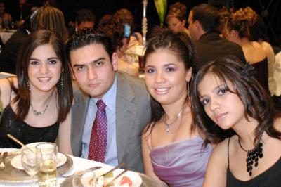 07 de diciembre de 2004

Valeria Jardon, René Lozano, Jackie Iracheta y Nury Blanco.