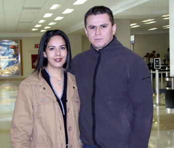 Hortensia Mora Cervantes viajó a Miami y fue despedida por Javier Moya Martínez.