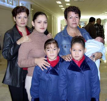 Laura y María viajaron a Los Ángeles y fueron despedidos por Ana Luisa e Irma Torres .