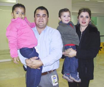 -Flor de Ruffo, María Fernanda y Víctor Ruffo viajaron a Mazatlán, los despidió Víctor Ruffo.