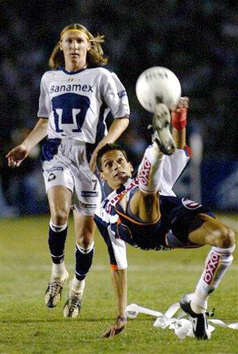 Jesús Arellano ganó un rebote y la cruzó hacia la derecha para que el esférico se fuera cerca del poste, igual que el remate de Ismael Rodríguez en un tiro de esquina, que se fue muy cerca del palo derecho a los 44.