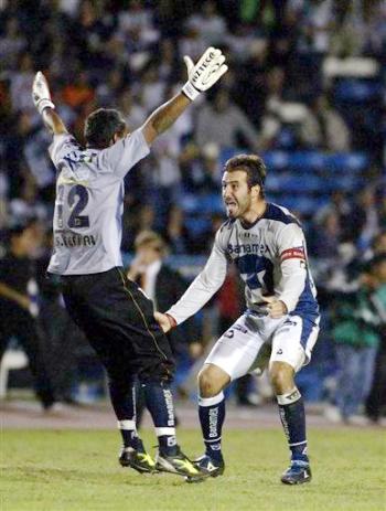 Hugo Sánchez ordenó el equipo para esperar al rival en un intento por hacer daño por la vía del contragolpe. Y la estrategia dio resultado a los Pumas, que además de contener a la ofensiva regiomontana tuvieron las aproximaciones más claras de gol.