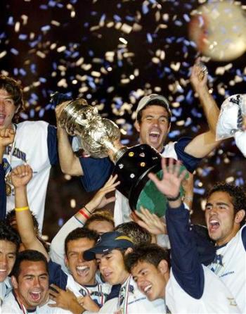 El silbatazo del árbitro anunció el inicio de la fiesta y la explosión de fuegos artificiales y el estallido de una pasión desbordada ofrecieron un marco esplendoroso que se había preparado para los Rayados del Monterrey, pero que los Pumas aprovecharon para alzarse con el título del Torneo de Apertura 2004. Un bicampeón, al fin, un equipo que hace historia.