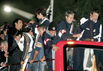 Una noche difícil para algunos, quienes tuvieron que dividir su afición por los Pumas y su fe por la Virgen de Guadalupe. Al final, se envolvieron en sus banderas auriazules y tomaron rumbo hacia la Basílica.