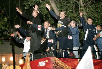 En el transcurso de la noche, hubo un momento de silencio. Aquellos que, daban vueltas en la glorieta del Ángel, se detuvieron un segundo, levantaron el puño derecho y entonaron el Himno de la Universidad.