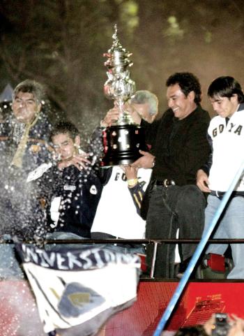 El Ángel de la Independencia fue testigo, de nueva cuenta, de la euforia azul y oro. El bicampeonato de los Pumas y la visita del equipo al monumento histórico, hicieron que el Paseo de la Reforma se convirtiera en un río de gente, todos aficionados felinos. Aunque lo fueran por una velada...