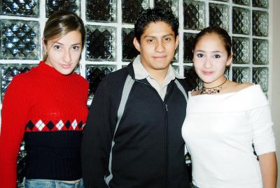 11 de diciembre de 2004

Mirna Cháirez, Víctor Cedillo y Mary Carmen González.