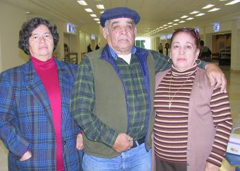11 de diciembre de 2004

 Bertha Méndez viajó a México y fue despedida por Andrés Méndez y Estela Esquivel.