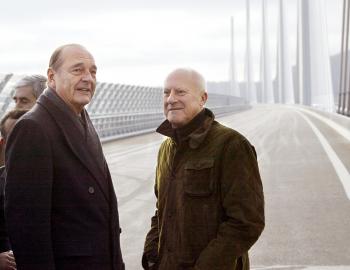 Tras recorrer los casi 2.5 kilómetros de largo de esta 'obra excepcional que va a marcar nuestra historia', Chirac se dijo 'particularmente feliz' de inaugurar este el 'nuevo emblema' de 'una Francia moderna y conquistadora'.