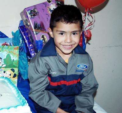 Con motivo de su quinto cumpleaños, Roberto González Rojas recibió bonitos regalos.