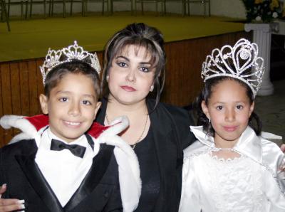 16 de diciembre de 2004

Nancy Ramírez, David Alberto I  y Ana Laura , reyes de los festejos del 50 aniversario de la Escuela España.