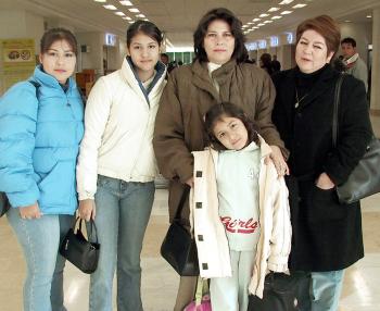 16 de diciembre de 2004

Guadalupe de Cardona, Ale Cristy, y Lupita Cardona viajaron a Tijuana y fueron despedidas por Gloria de Hernández .