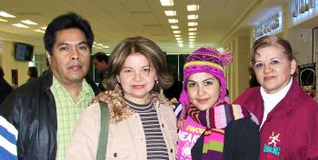 Karen Anahí Ayala, Roberto y Nelly viajaron a Los Ángeles, los despidió su tío Cacho.