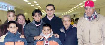17 de diciembre de 2004

Diana Adame, Alejandro Olguín y Alejandro Braulio viajaron a Los Ángeles, los despidió la familia Olguín Magallán..