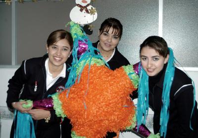 Esmirna Ayoub de Soto, con sus hijas Jabuba y Brenda Soto Ayoub, en una posada.