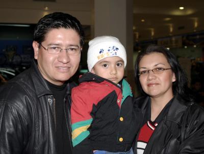 Luis Frausto Becerra y Ruth Triana de Rivera con su hijito Lsui Alberto Rivera, en reciente convivio.