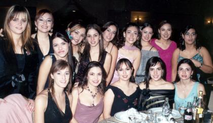 Julia, Myrna, Karina, Lorena, Julia, Velina, Sophia, Priscila , Ivonne, Gilda, Cristina, Miriam, Judy, Fernanda y Laura, captadas en pasada graduación.