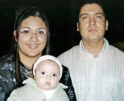 Carlos Barretero Castro y Lucía López Barbalena junto a su pequeño Carlos.