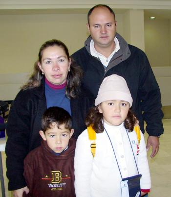 Laura Conte, viajó al DF y fue despedida por Ricardo Conte, Mónica Martín y Jorge Conte.