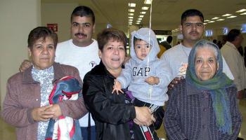 26 de diciembre de 2004

Mary Martínez y Héctor Jared viajaron a Tijuana; fueron despedidos por la familia Jacobo Rivera.