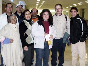 31 de diciembre de 2004

Yaunick Margarita Geslin viajó a Francia  y fue despedida por la familia García Cabrera.