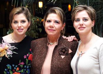 08 de Enero de 2005

Keta Bonilla Gómez junto a su mamá Enriqueta Murra de Bonilla y su hermana Kathy, en la fiesta que le ofrecieron por el próximo nacimiento de su bebé.