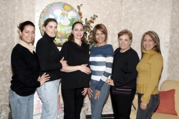 Marycarmen Saveedra de Pacheco  disfrutó de una fiesta de canastillas, que le ofrecieron sus amigas.