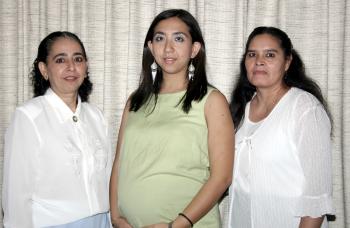 Nayme  Jaik Zarzar, acompañada  por las organizadoras de su fiesta de canastilla.