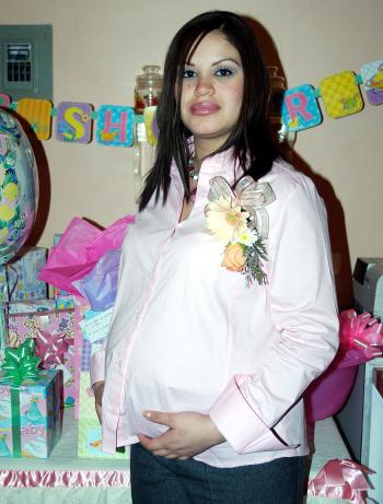 19 de enero de 2005

Claudia Rodríguez de Reyes recibió felicitaciones por la próxima llegada de su bebé